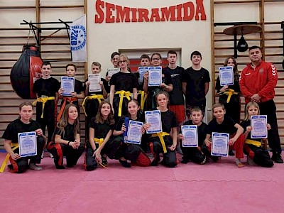 Uroczyste wręczenie pasów oraz certyfikatów na stopnie uczniowskie grupy kickboxingu.